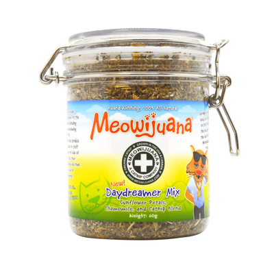 Meowijuana Daydreamer Mix jar featuring chamomile, sunflower petals, and catnip blend, 60g weight shown on the label.